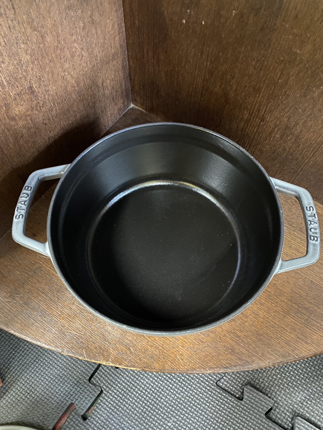 staub ストウブ ピコココット ラウンドグレー 22㎝鍋を買取いたしまし 