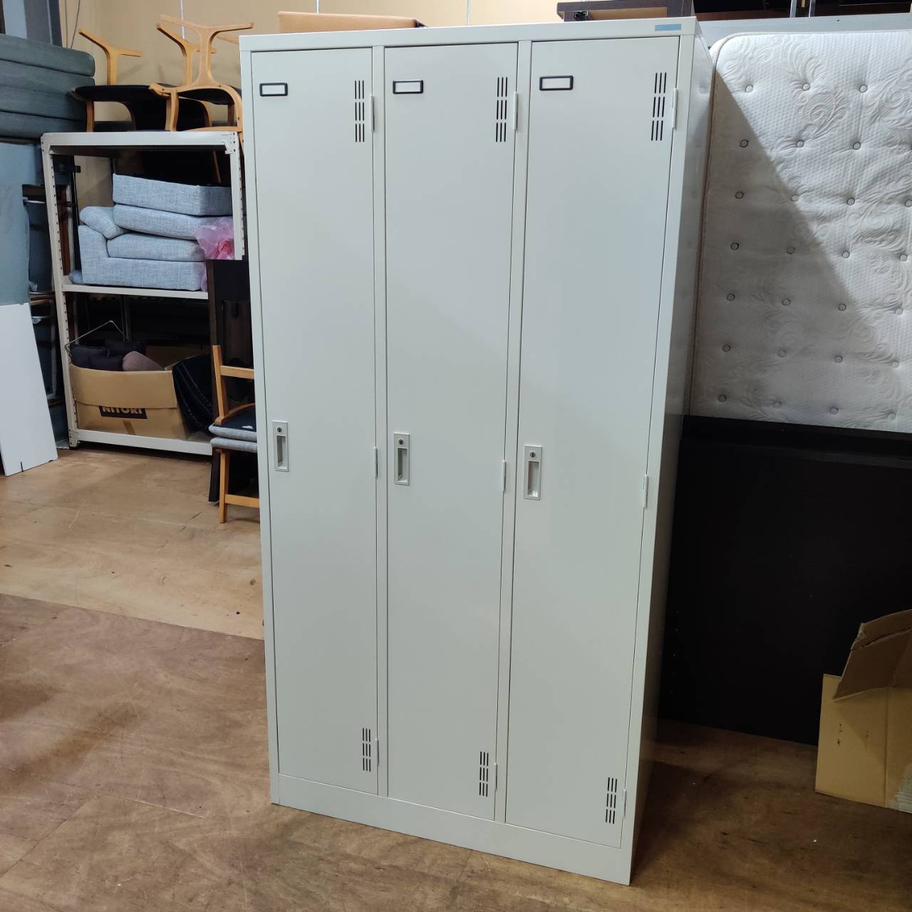 LION ライオン 3人用スチールロッカー 鍵付 S-73-W 販売中！ 愛品 