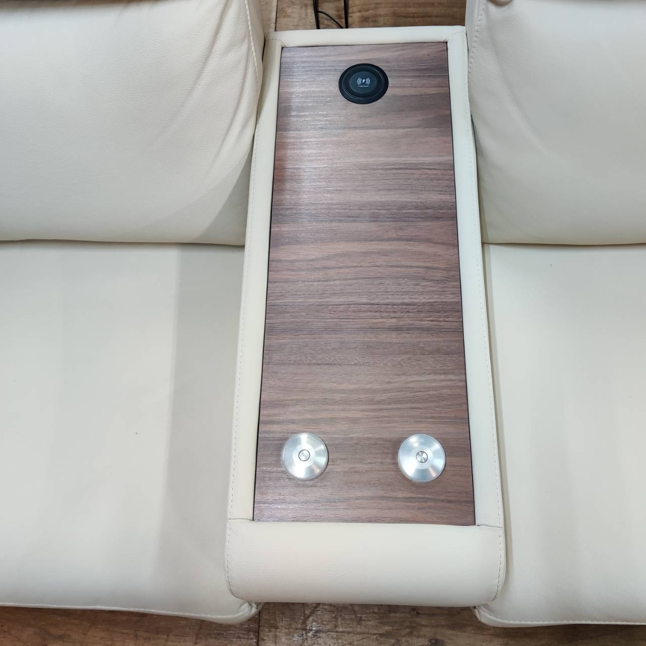 極上の自分時間を演出｜ニトリの本革電動リクライニングソファが入荷 