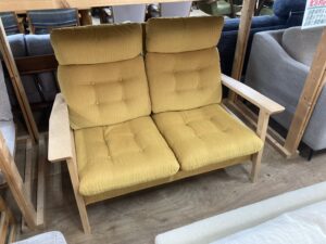 マルイチセーリングのPLAT（プラット）540サイズ無垢材アーム2Pリクライニングソファ。木目が美しいアームと低座面のデザインが特徴。