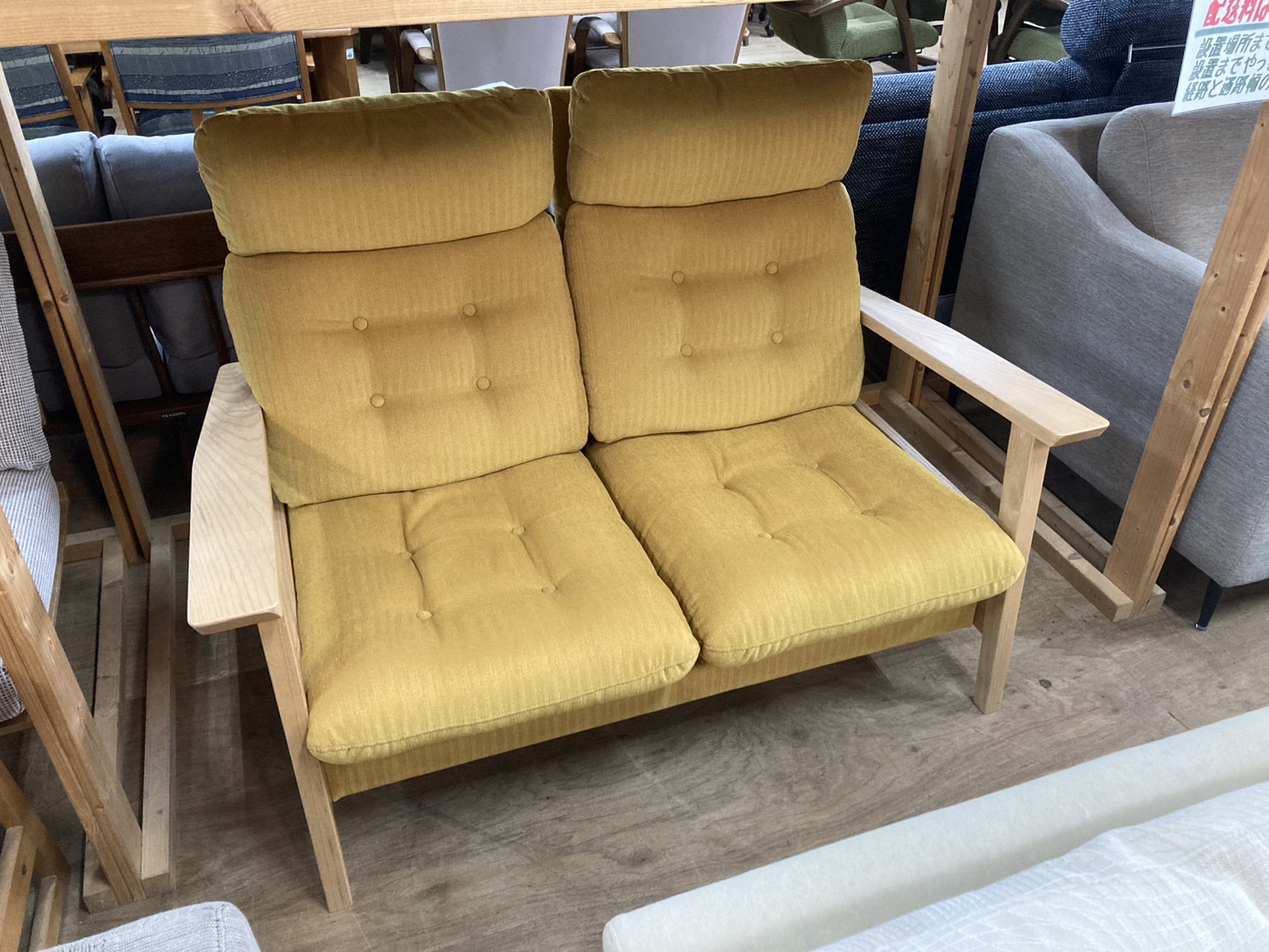 マルイチセーリングのPLAT（プラット）540サイズ無垢材アーム2Pリクライニングソファ。木目が美しいアームと低座面のデザインが特徴。