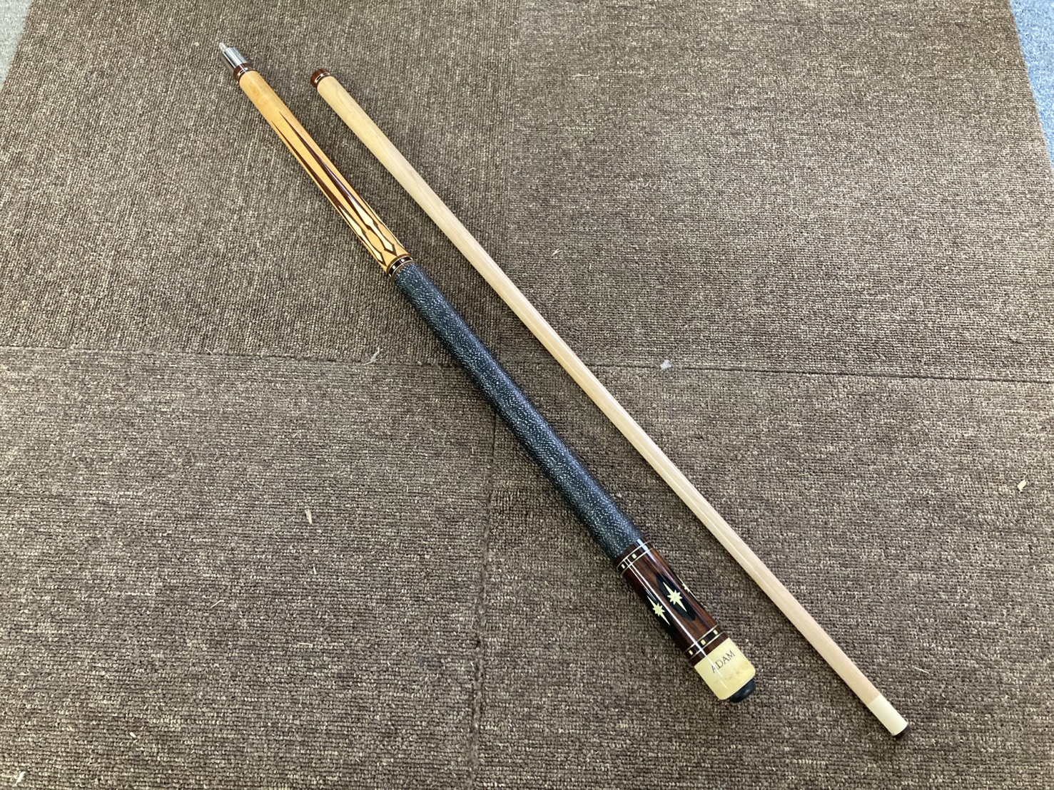 愛品倶楽部柏店で買取したアダム（ADAM）製ビリヤードキューXXシリーズの全体像