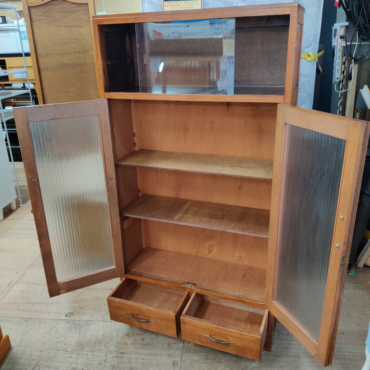 銀モールガラス】昭和レトロなガラス扉キャビネットが入荷