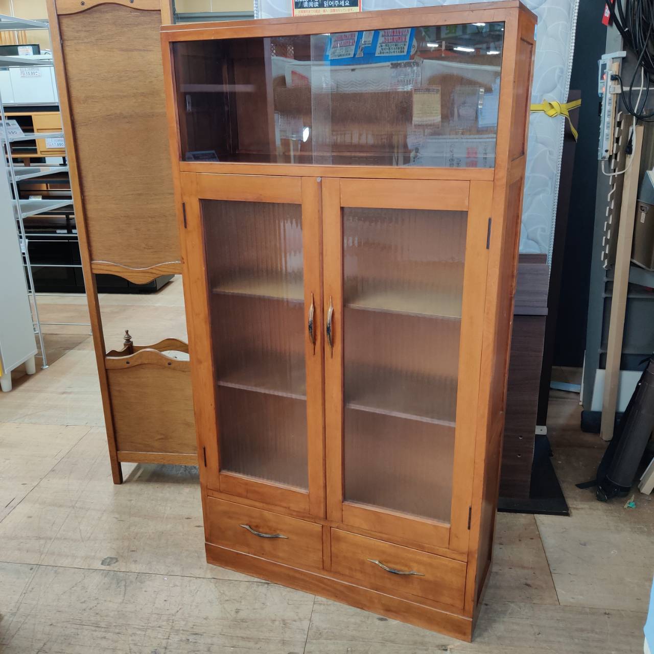 銀モールガラス】昭和レトロなガラス扉キャビネットが入荷