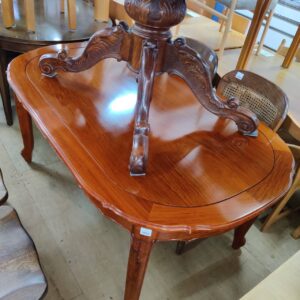 優雅な曲線美に心奪われる｜彫刻入りオーバルダイニングテーブルが入荷 