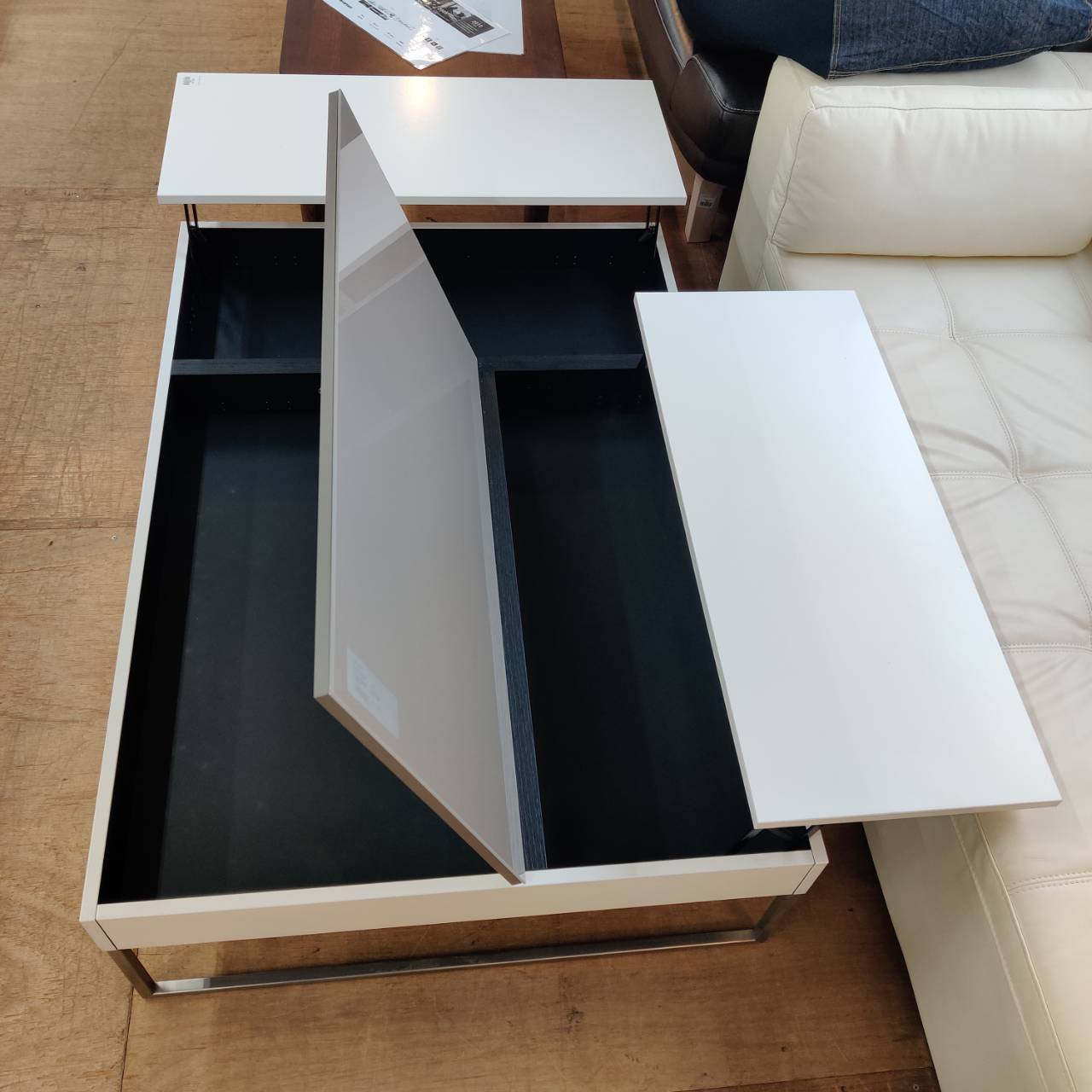 都会的な暮らしに寄り添う｜BoConceptのChivaフラップ式テーブルが入荷 