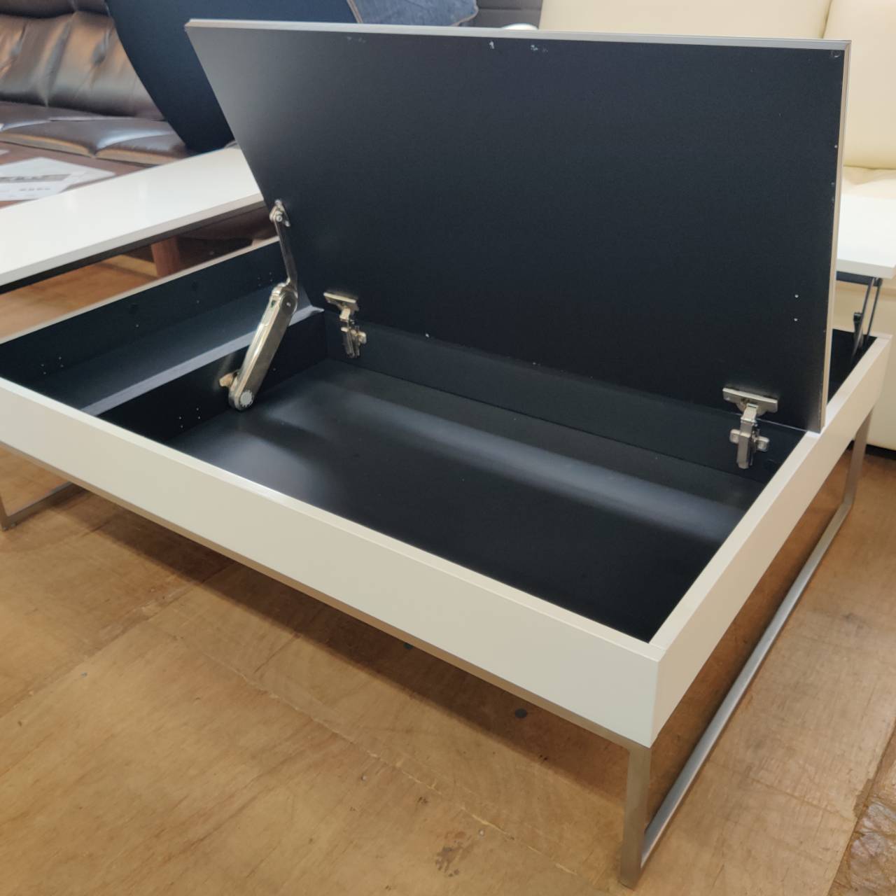 都会的な暮らしに寄り添う｜BoConceptのChivaフラップ式テーブルが入荷 