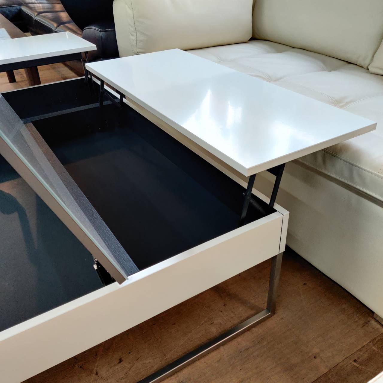 都会的な暮らしに寄り添う｜BoConceptのChivaフラップ式テーブルが入荷 