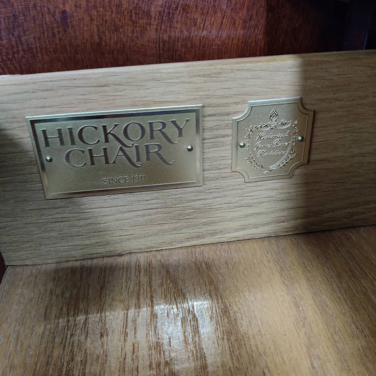 時を刻む至高の美｜HICKORY CHAIRの大型キャビネットが入荷 