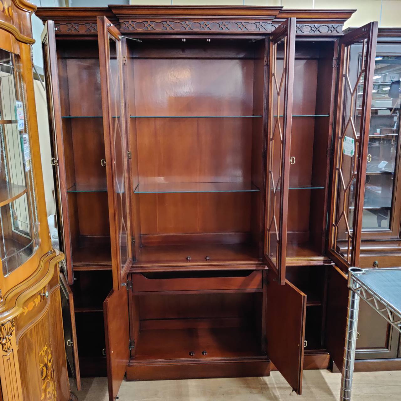 時を刻む至高の美｜HICKORY CHAIRの大型キャビネットが入荷 