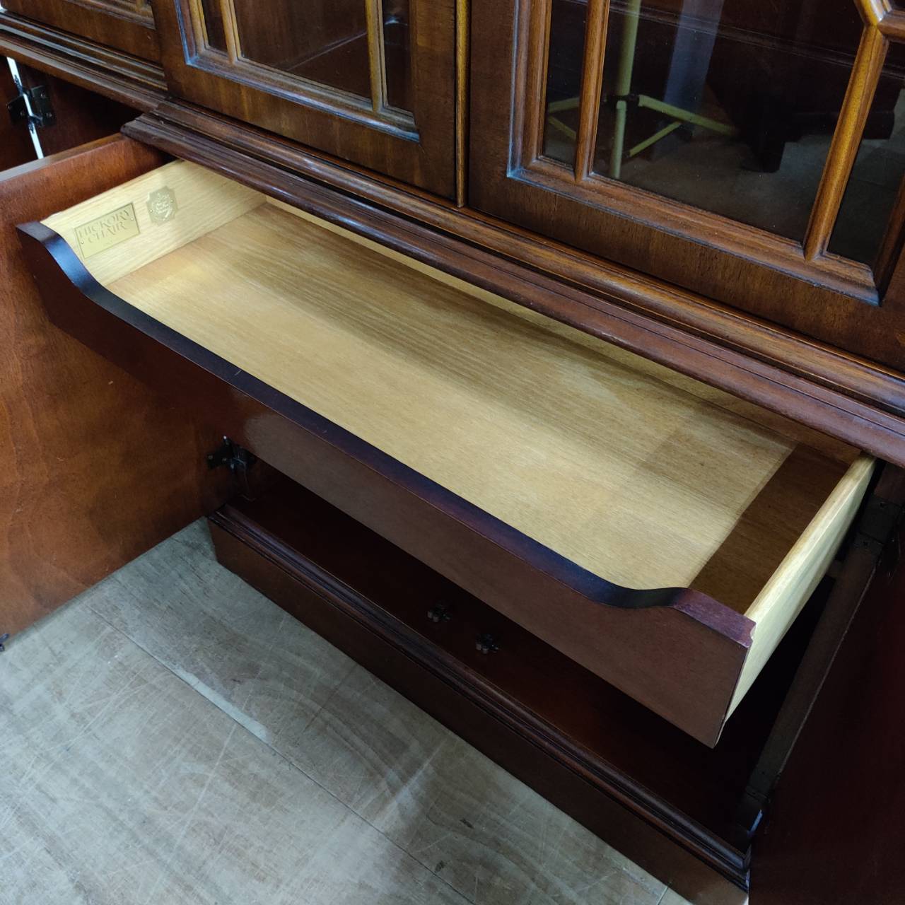 時を刻む至高の美｜HICKORY CHAIRの大型キャビネットが入荷 