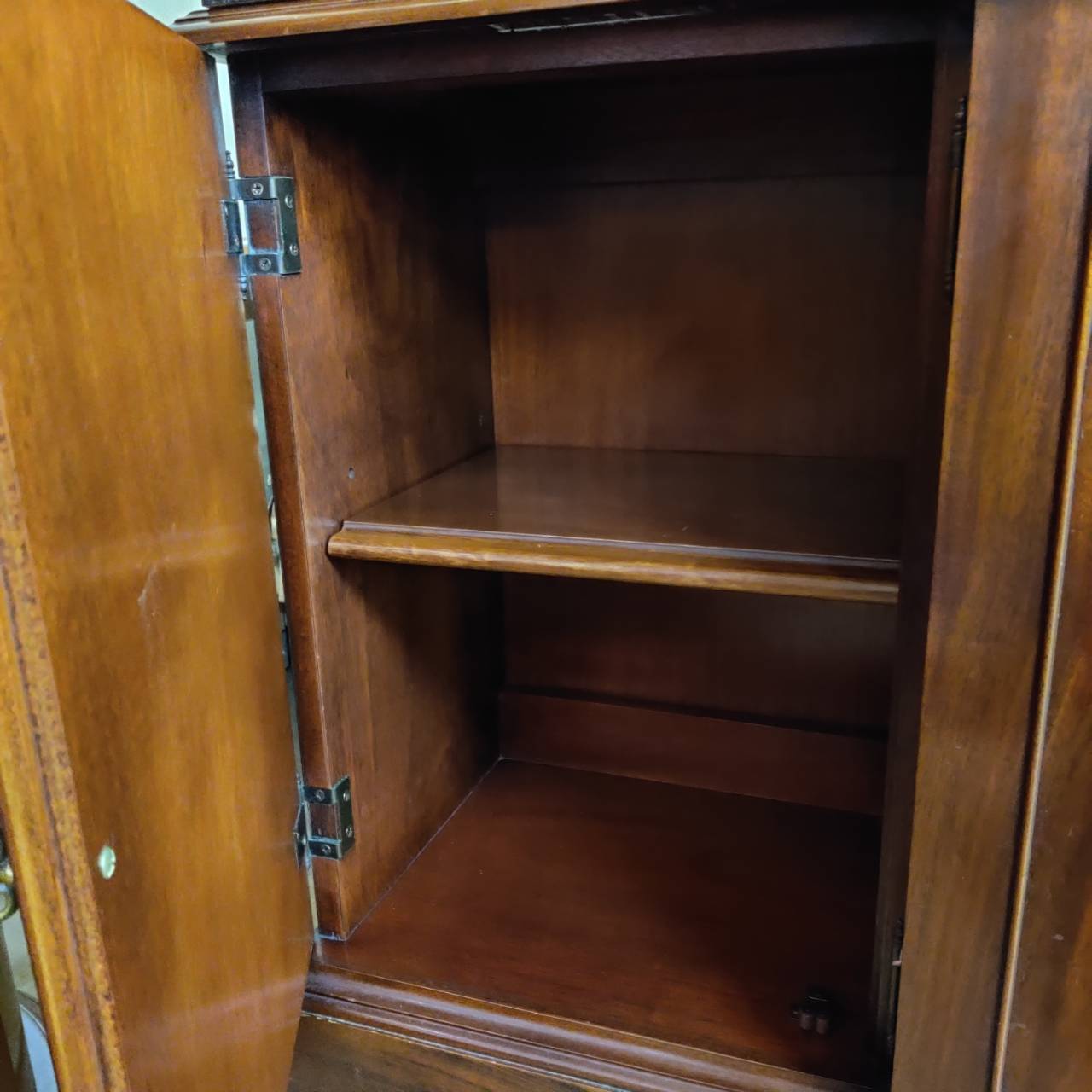時を刻む至高の美｜HICKORY CHAIRの大型キャビネットが入荷 