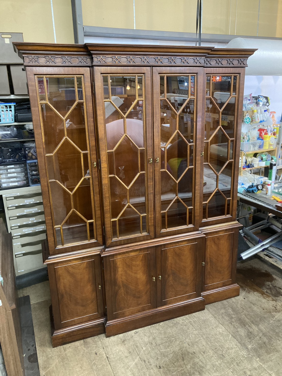 柏市花野井で出張買取したヒッコリーチェアの照明付き大型飾り棚「ジェームス・リバー」