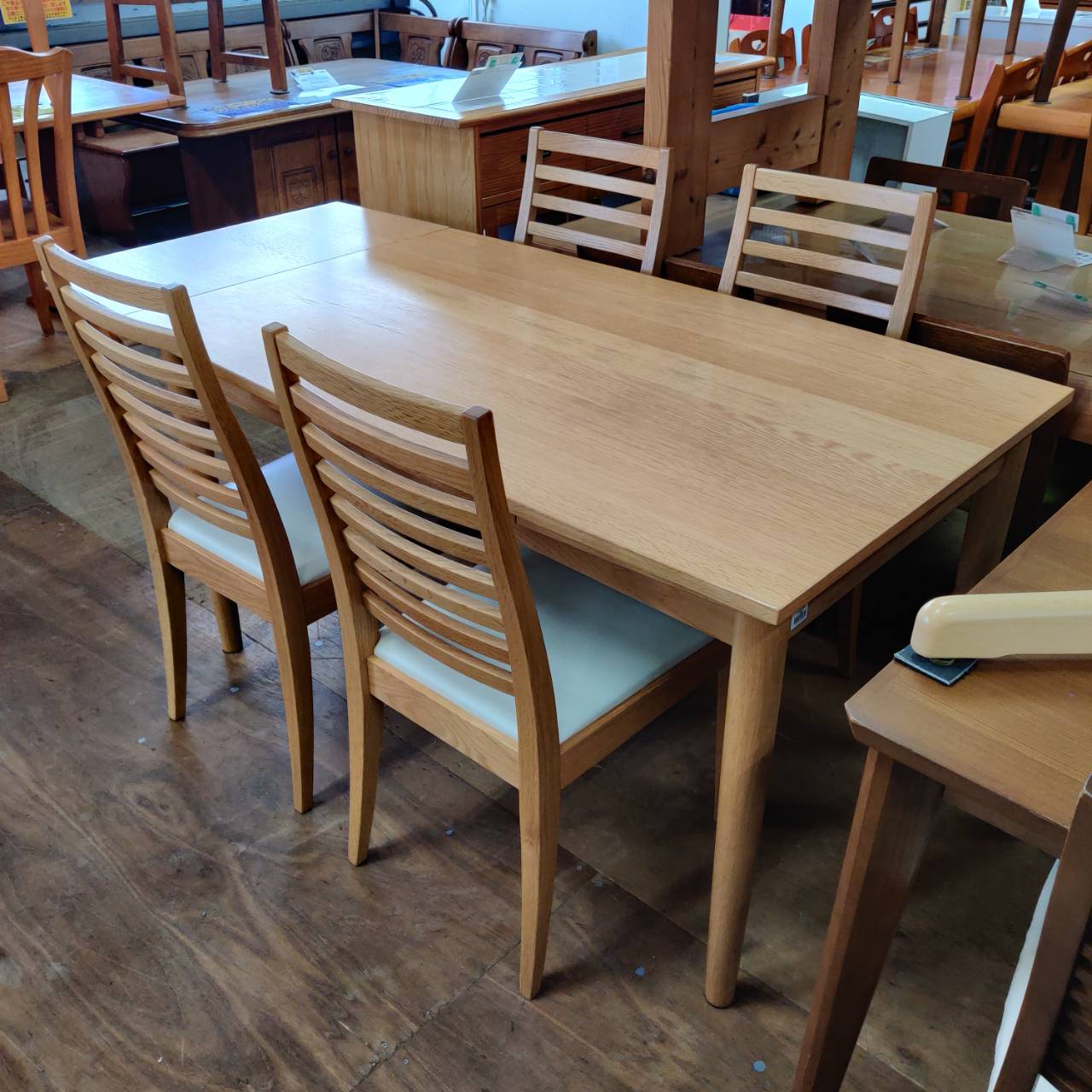 暮らしに寄り添う名作家具｜秋田木工のチェアを合わせたダイニング5点セットが入荷！｜北欧モダン｜愛品倶楽部 柏店