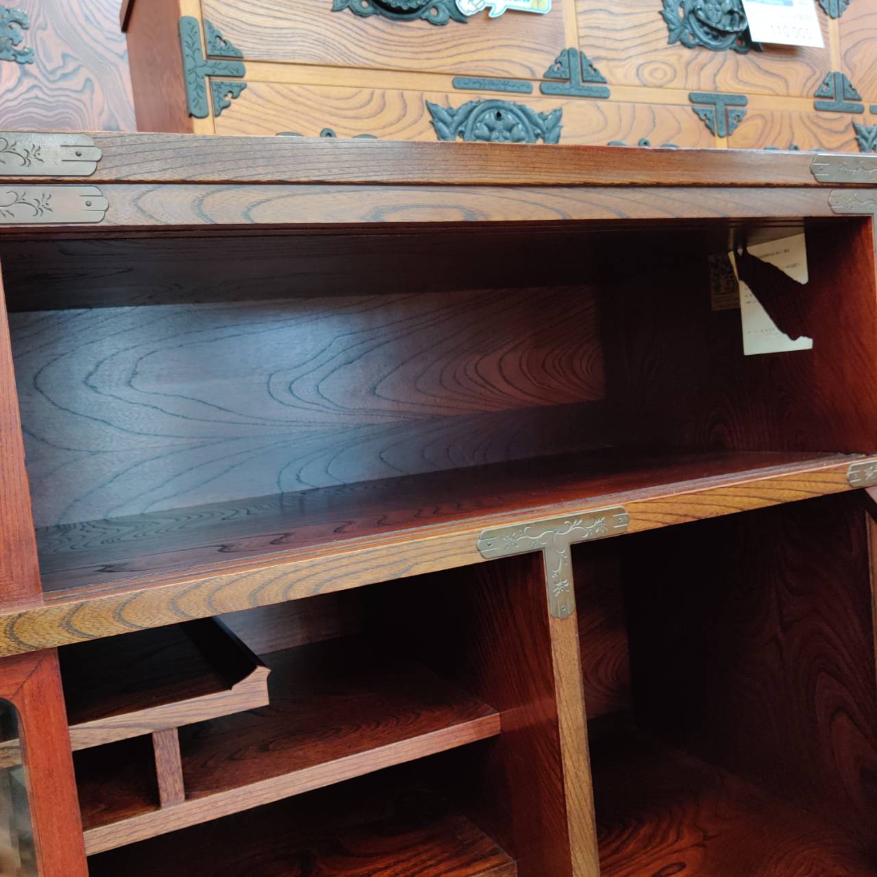 職人の魂が宿る意匠｜岩谷堂箪笥の横長水屋箪笥が入荷！｜和モダン 