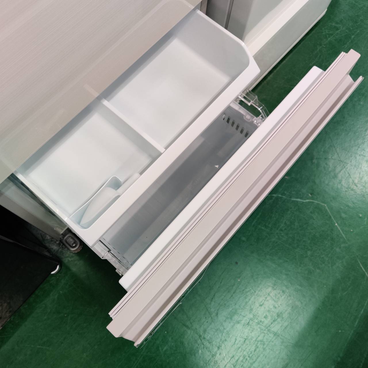東芝 TOSHIBA 356L 25年製 3ドア冷凍冷蔵庫 GR-W36SV 野菜室真ん中 が 