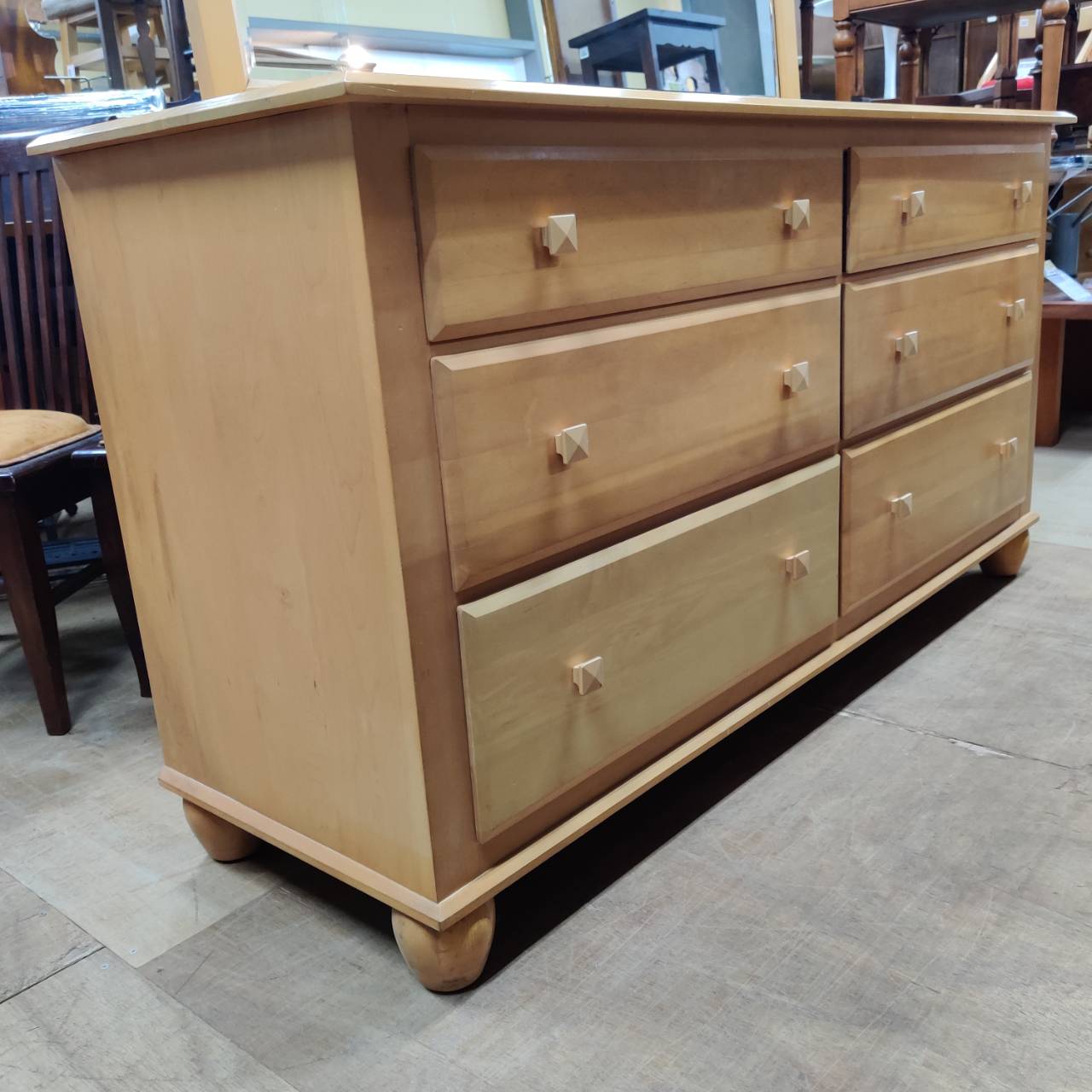 時代を超えるメープルの輝き｜Ethan Allenの3段6杯チェストが入荷 