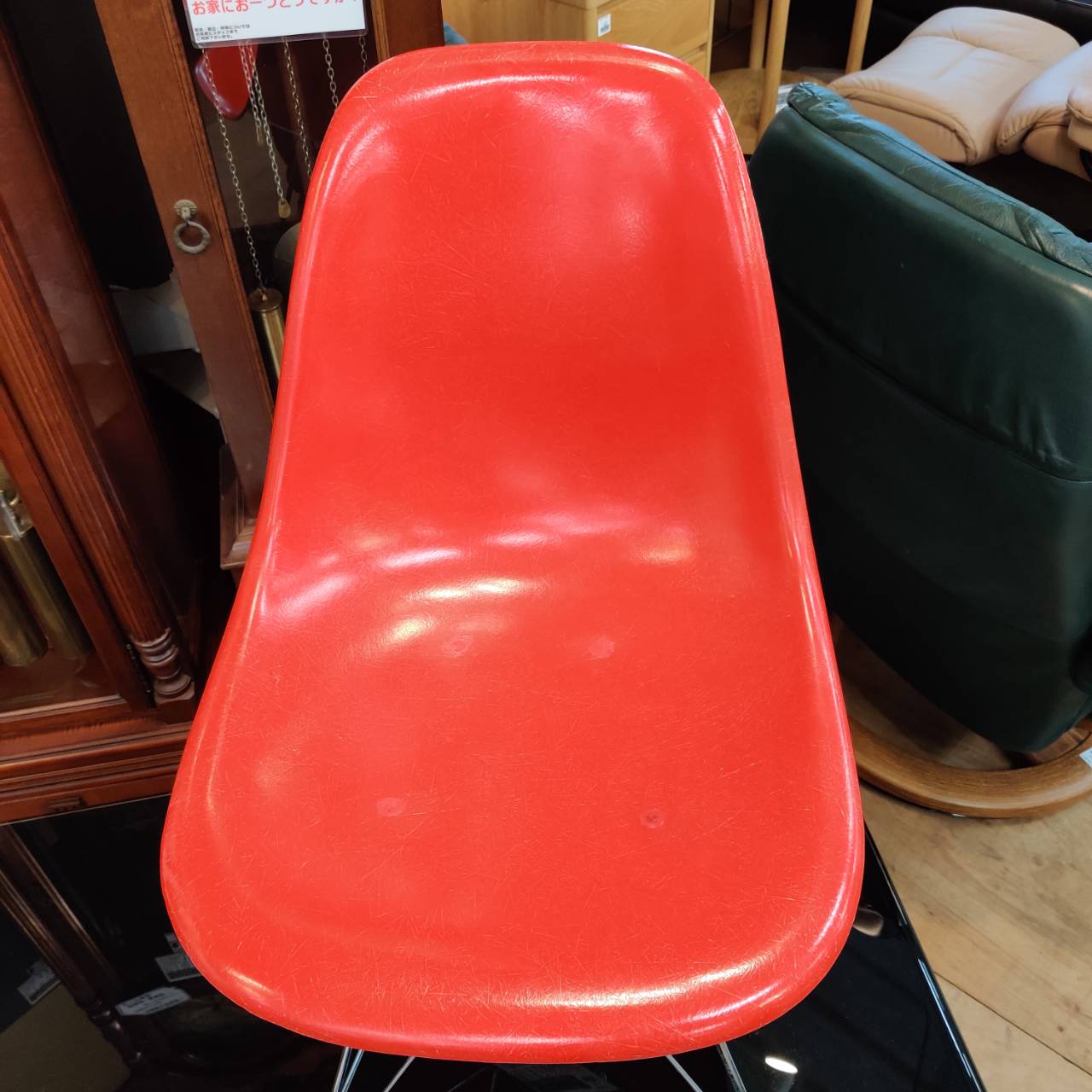 鮮やかなレッド｜Herman Millerのサイドシェルチェアが入荷！｜ミッド 
