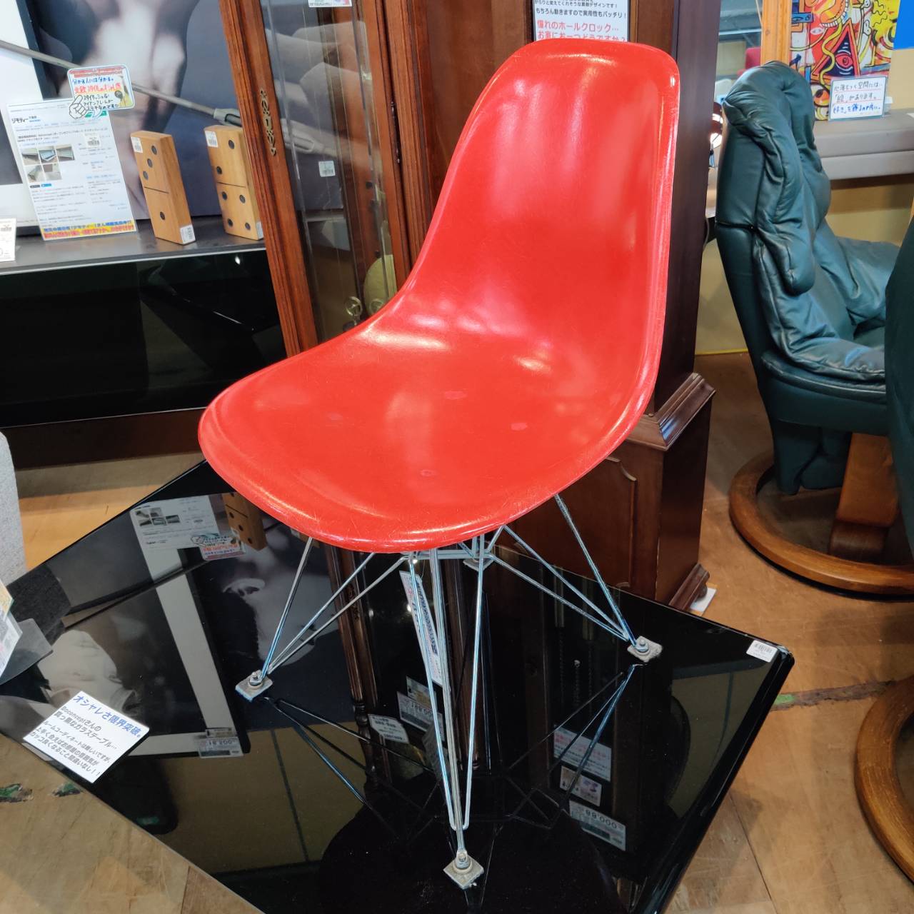 時を刻むファイバーの輝き｜Herman Millerのサイドシェルチェアが入荷 