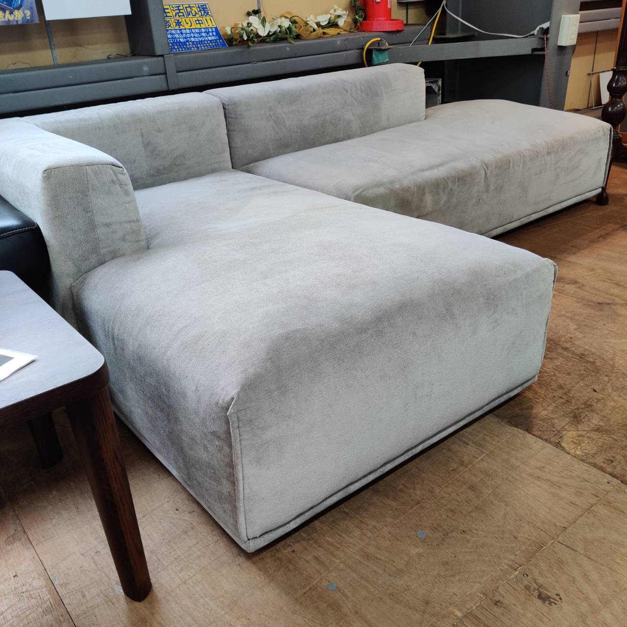 低重心スタイル｜Francfrancのメーネカウチソファが入荷！｜モダン 