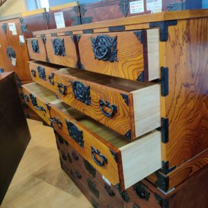 岩谷堂箪笥-欅造り-漆仕上げ-整理箪笥-3段7杯横長整理箪笥-牡丹-リボン金具-リユース-柏-愛品倶楽部