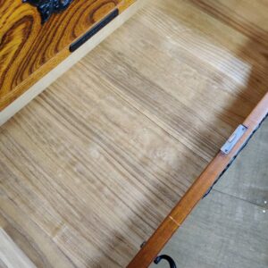 岩谷堂箪笥-欅造り-漆仕上げ-整理箪笥-3段7杯横長整理箪笥-牡丹-リボン金具-リユース-柏-愛品倶楽部