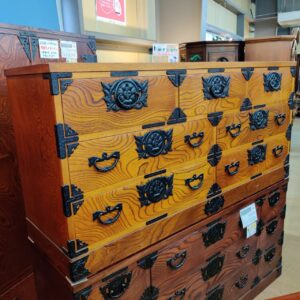 岩谷堂箪笥-欅造り-漆仕上げ-整理箪笥-3段7杯横長整理箪笥-牡丹-リボン金具-リユース-柏-愛品倶楽部