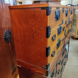 岩谷堂箪笥-欅造り-漆仕上げ-整理箪笥-3段7杯横長整理箪笥-牡丹-リボン金具-リユース-柏-愛品倶楽部