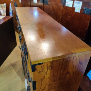 岩谷堂箪笥-欅造り-漆仕上げ-整理箪笥-3段7杯横長整理箪笥-牡丹-リボン金具-リユース-柏-愛品倶楽部