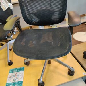 オカムラ OKAMURA オフィスチェア 初代コンテッサが入荷 