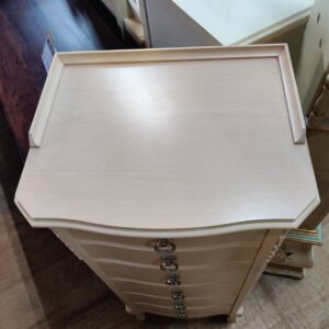 リンホーリン(LYNN HOLLYN) 6段スリムチェストが入荷！｜繊細な彫刻 
