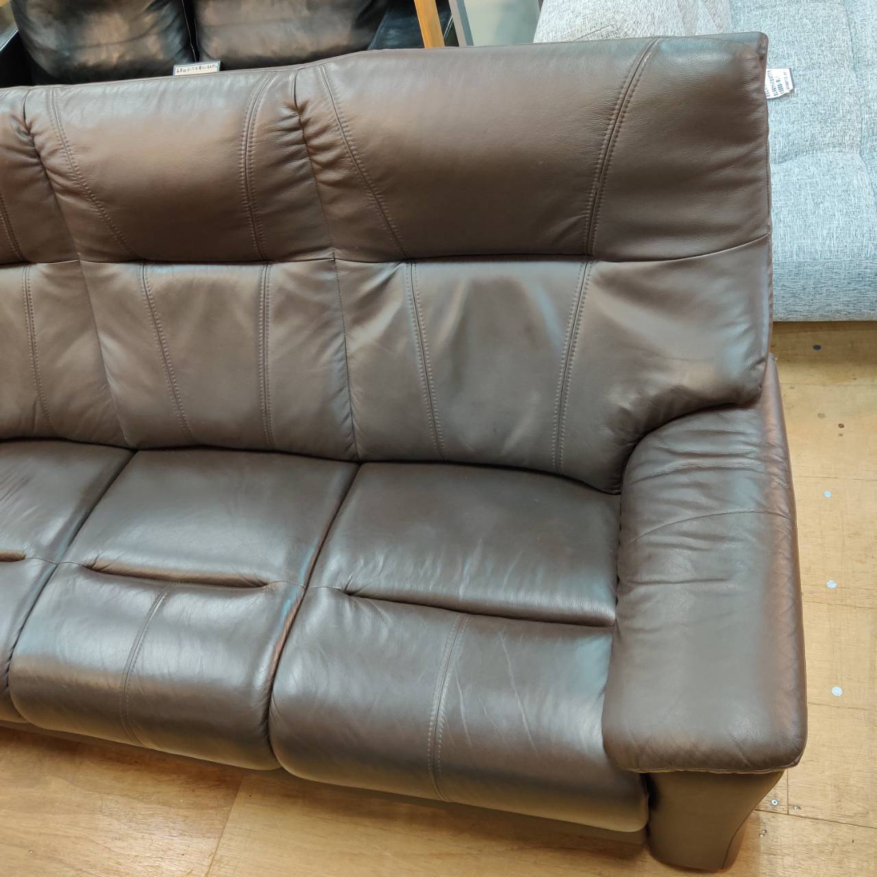 至福の休息を約束する一台｜東京インテリアのPAUL 3人掛けソファが入荷 