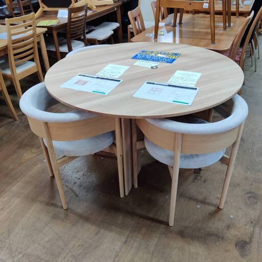 カリモクケースのダイニングテーブルA-DT03とダイニングチェアN-SC01のセット