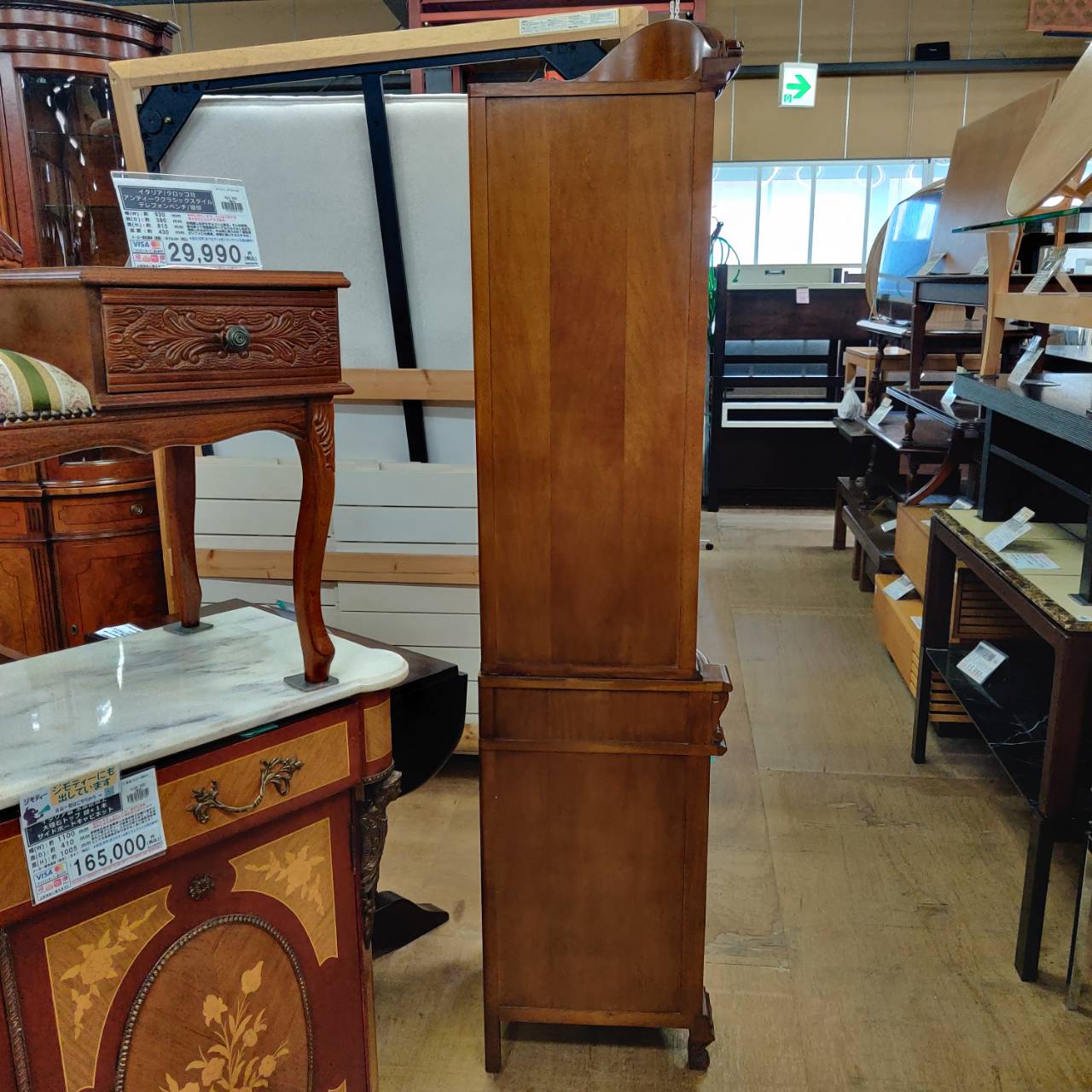 アンティーク調 コーナー飾り棚 が入荷！｜木象嵌デザインと下段鍵付き 