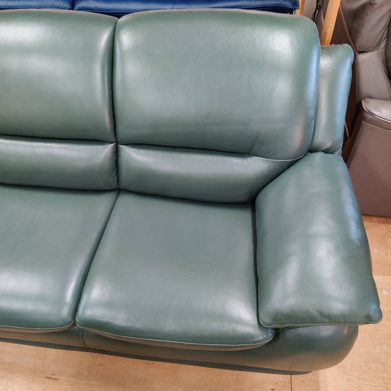 IDC大塚家具 総本革 3人掛けソファ オースチン が入荷！｜グリーン 