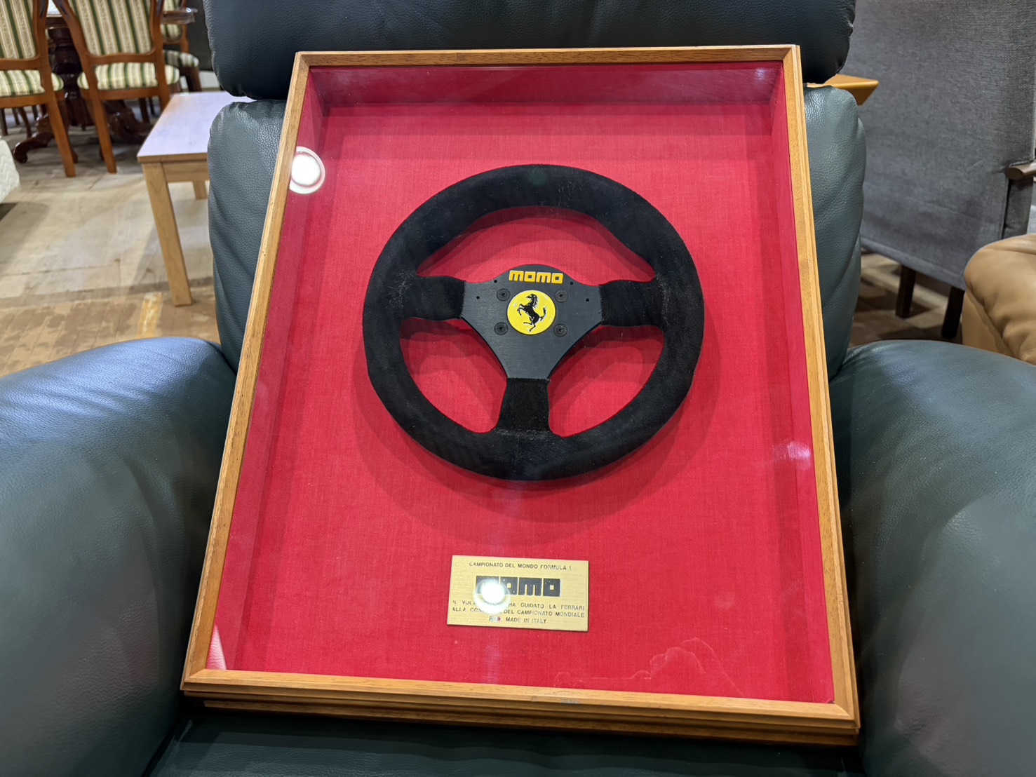 愛品館市原店で買取したFerrari F1 コンストラクターズ選手権記念 MOMO ステアリング 額装品
