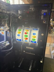 スマスロ 押忍！番長4 筐体内部の3連リールと配線構造
