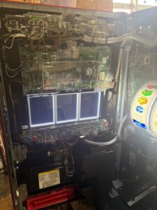 スマスロ 押忍！番長4 中古実機の内部電子基板と液晶裏側